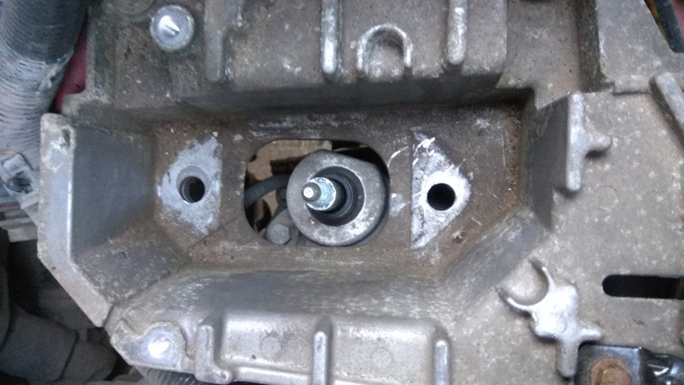 Замена левой опоры двигателя Nissan Note 2004 - 2012