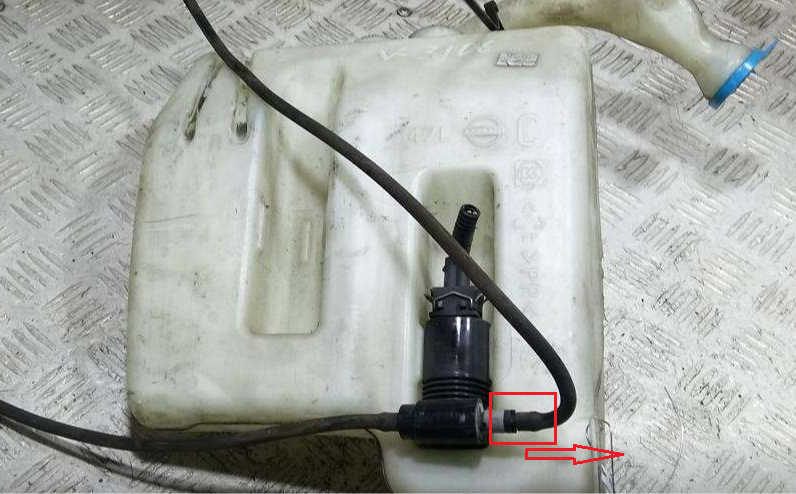 Замена насоса омывателя ветрового стекла и стекла багажника Nissan Note 2004 - 2012