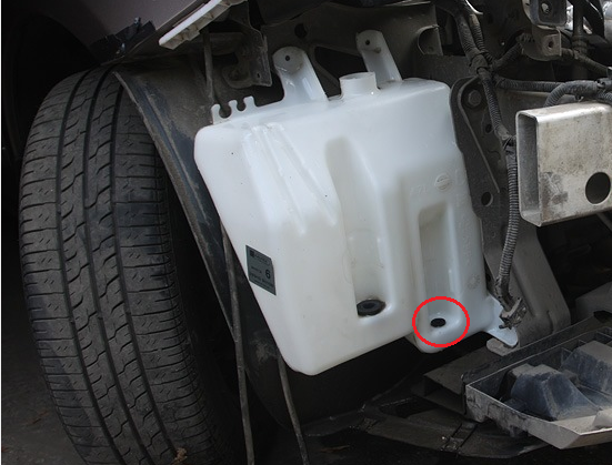 Замена насоса омывателя ветрового стекла и стекла багажника Nissan Note 2004 - 2012