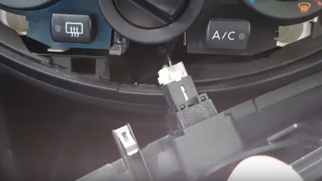 Снятие блока управления климат-контроля Nissan Note 2004 - 2012