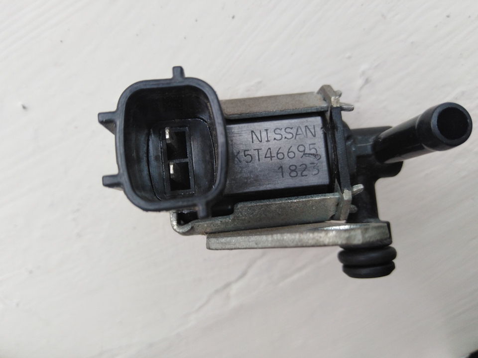 Снятие, проверка и установка клапана продувки адсорбера Nissan Note 2004 - 2012