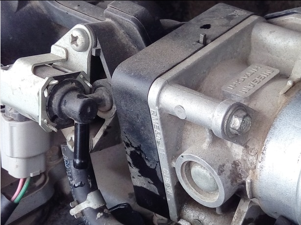 Снятие, проверка и установка клапана продувки адсорбера Nissan Note 2004 - 2012