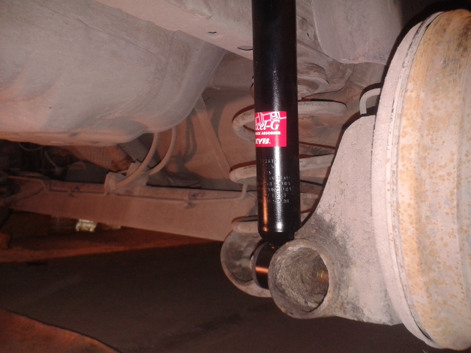 Снятие и установка амортизатора задней подвески Nissan Note 2004 - 2012