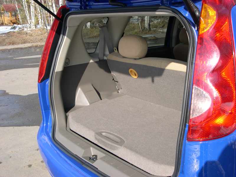 Снятие и установка амортизатора задней подвески Nissan Note 2004 - 2012