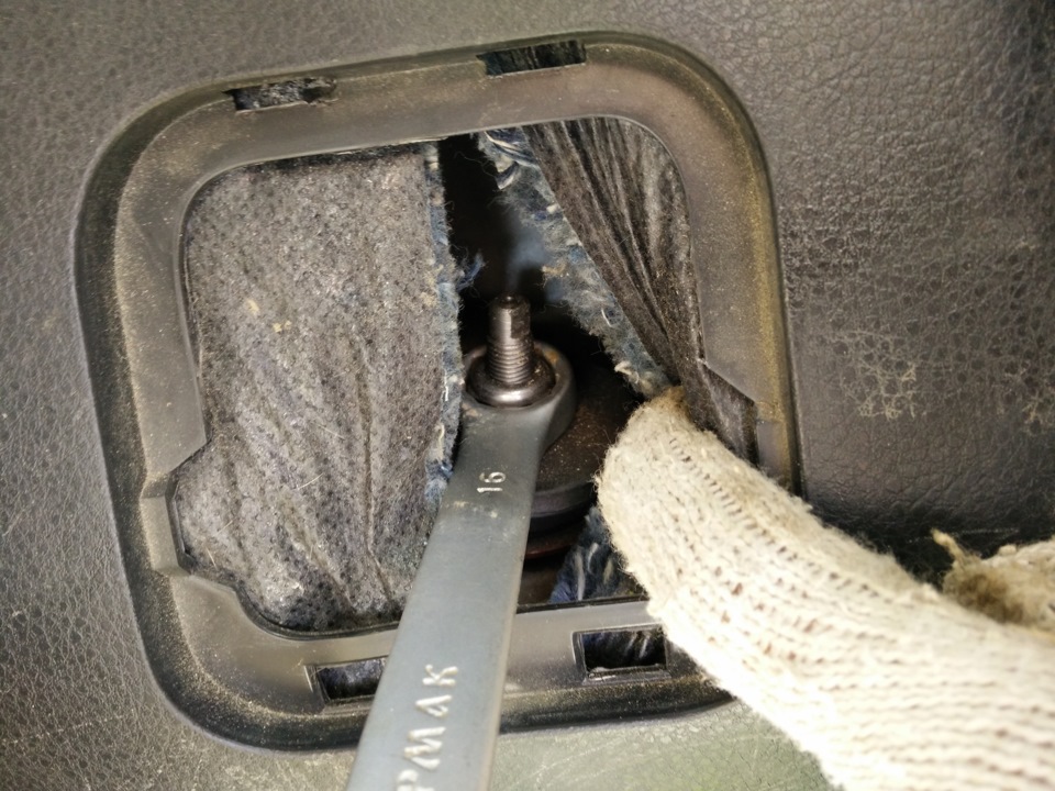 Снятие и установка амортизатора задней подвески Nissan Note 2004 - 2012