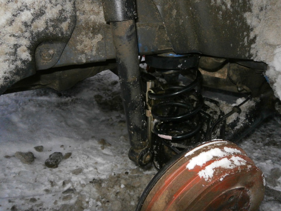 Снятие и установка амортизатора задней подвески Nissan Note 2004 - 2012