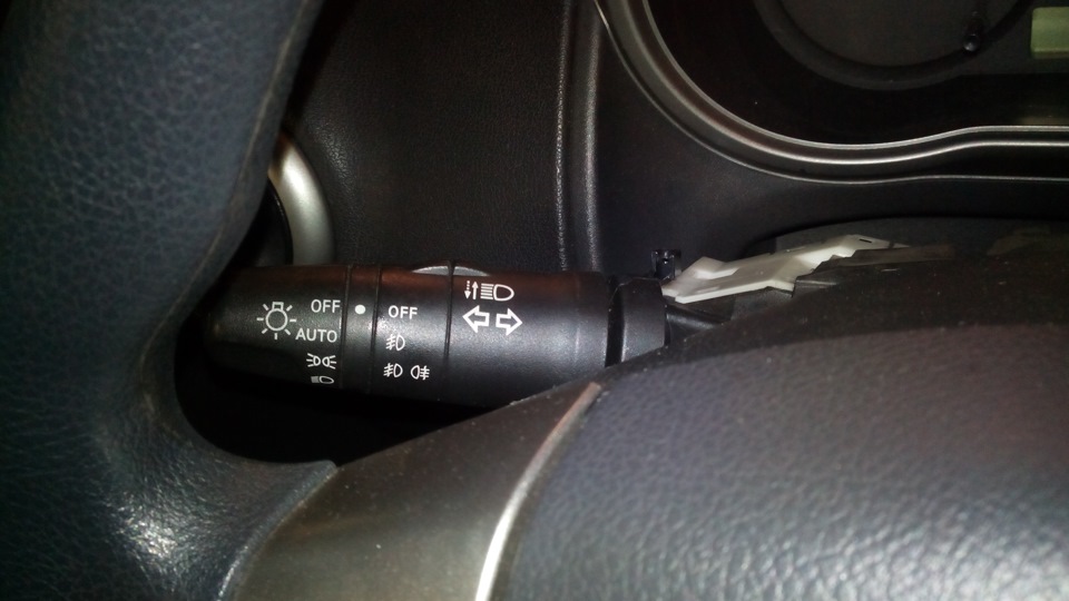Снятие и установка кожуха рулевой колонки Nissan Note 2004 - 2012