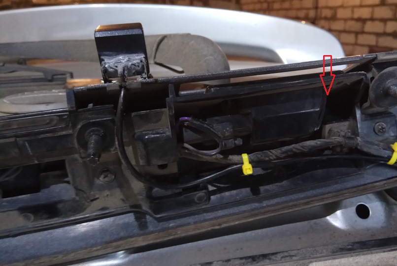 Замена фонарей освещения номерного знака Nissan Note 2004 - 2012