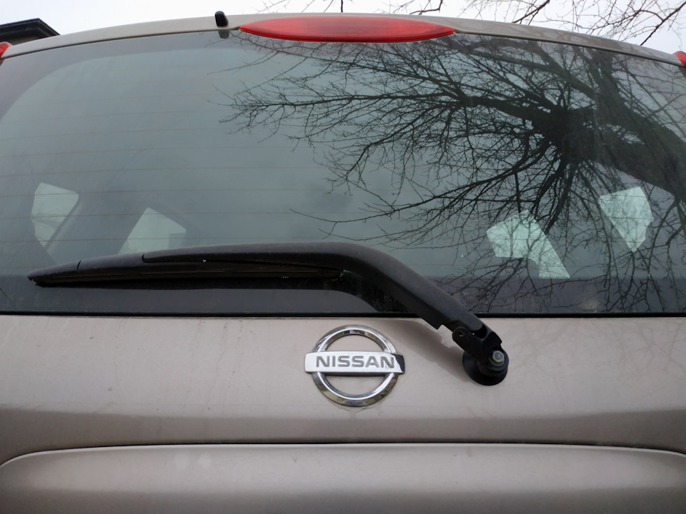 Замена моторедуктора стеклоочистителя окна двери задка Nissan Note 2004 - 2012