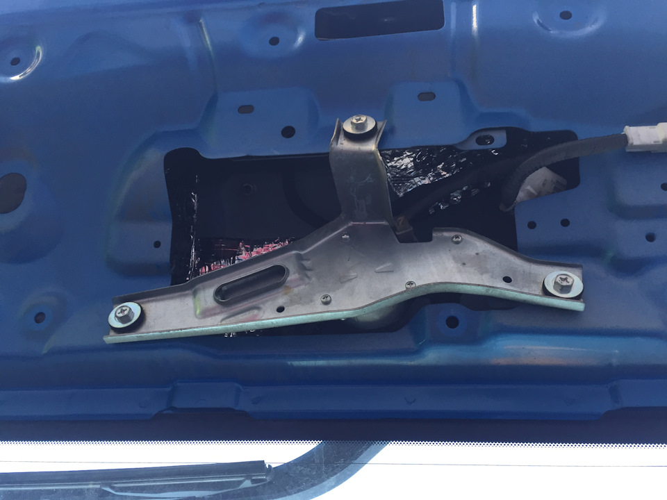 Замена моторедуктора стеклоочистителя окна двери задка Nissan Note 2004 - 2012
