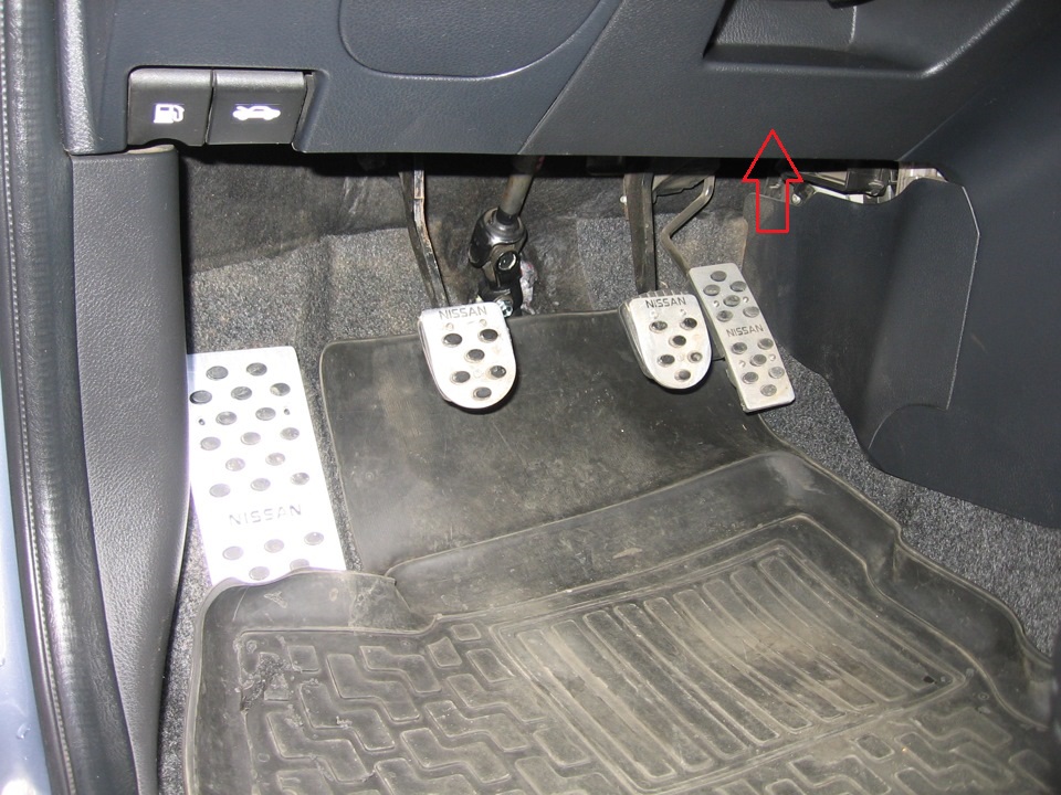 Замена выключателя стоп-сигнала Nissan Note 2004 - 2012