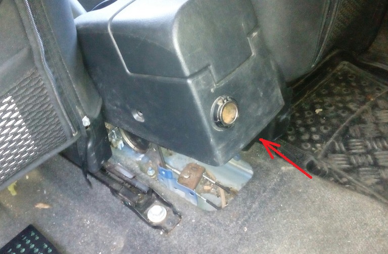 Снятие и установка облицовки тоннеля пола Nissan Note 2004 - 2012