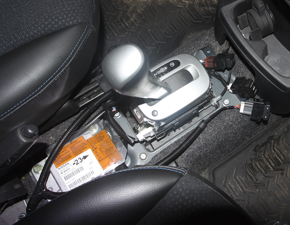 Снятие и установка облицовки тоннеля пола Nissan Note 2004 - 2012