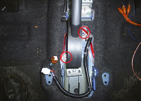 Снятие рычага привода стояночного тормоза Nissan Note 2004 - 2012