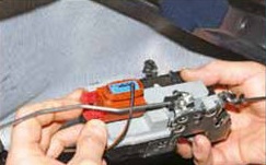Фиксатор колодки проводов замка передней двери Лада Гранта (ВАЗ 2190)