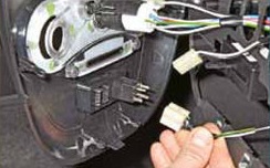 Отсоединение проводов от выключателя обогрева заднего стекла Лада Гранта (ВАЗ 2190)