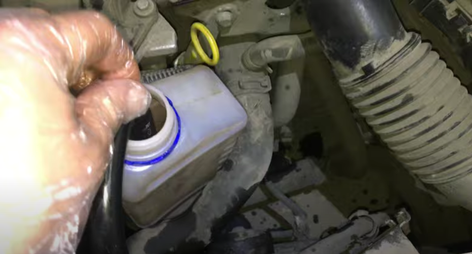 Замена жидкости ГУР на Lada Largus