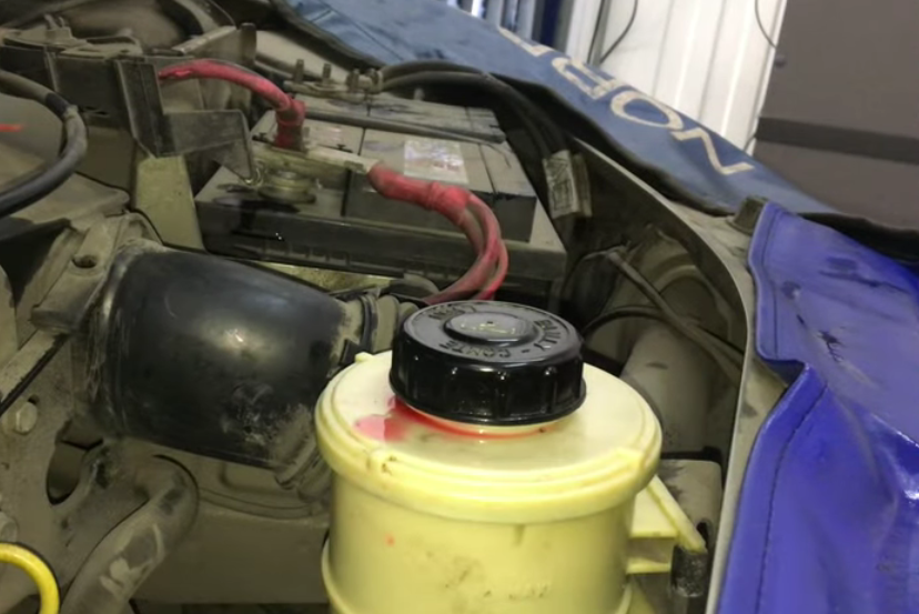Замена жидкости ГУР на Lada Largus