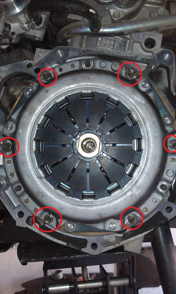 Отворачиваем шесть болтов крепления «корзины» сцепления к маховику на автомобиле Hyundai Solaris