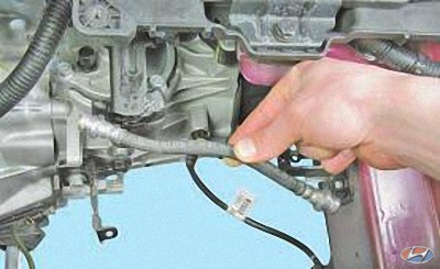 Отсоедините второй наконечник шланга на автомобиле Hyundai Solaris