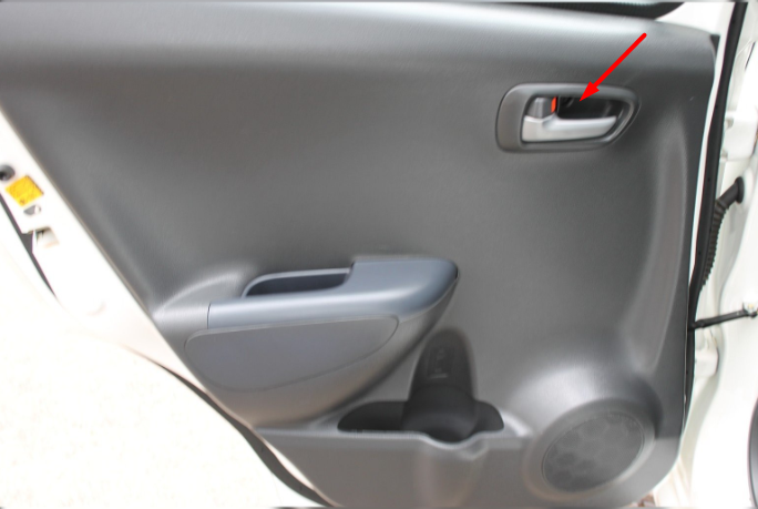 Снятие обшивки задней двери Suzuki Alto