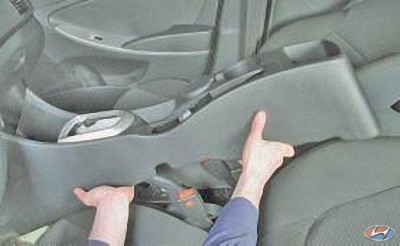 Снимите облицовку тоннеля пола на автомобиле Hyundai Solaris