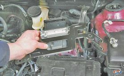 Снимите блок управления двигателем в сборе с кронштейном на автомобиле Hyundai Solaris