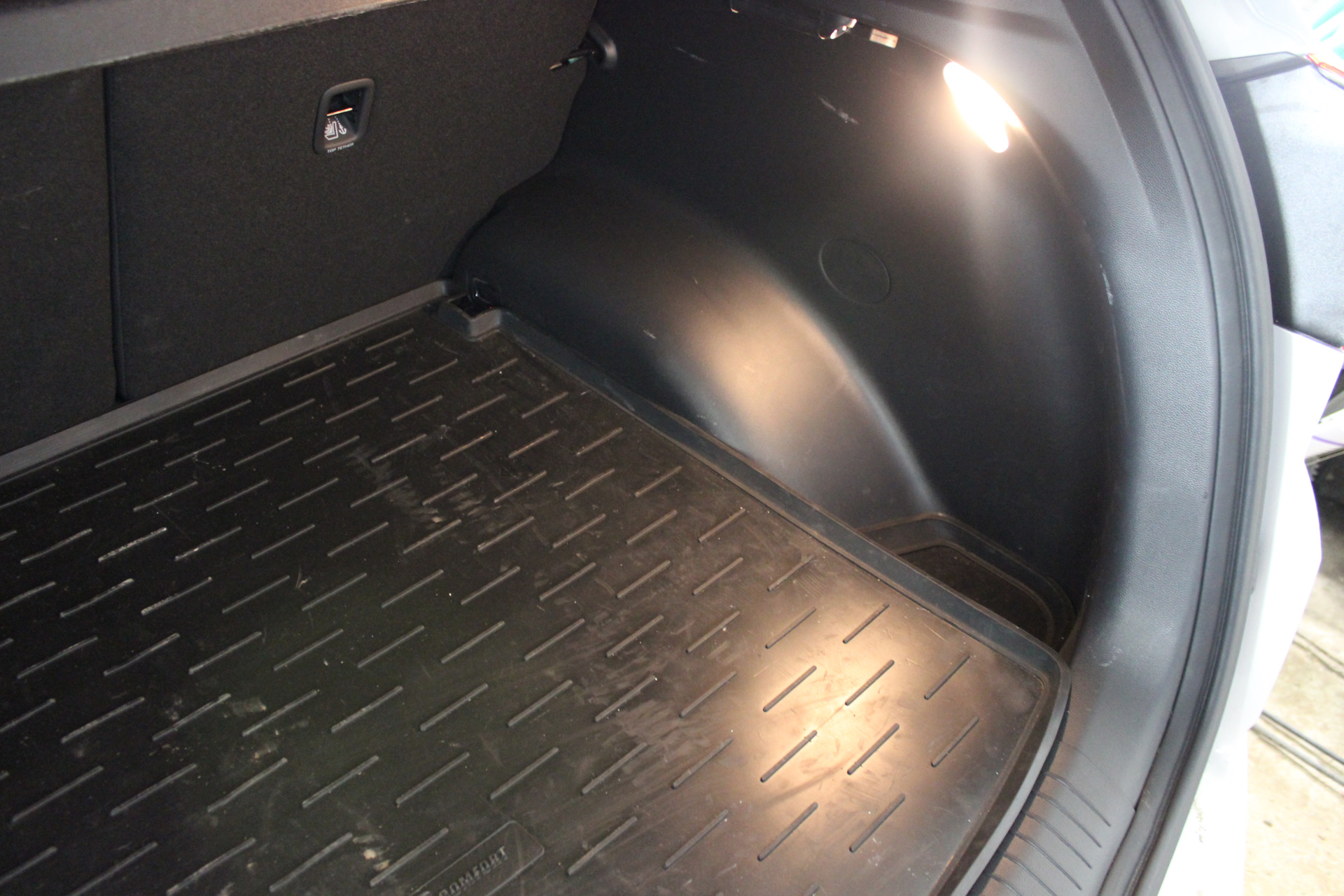 Снятие плафона и замена лампочки освещения багажника Hyundai Creta
