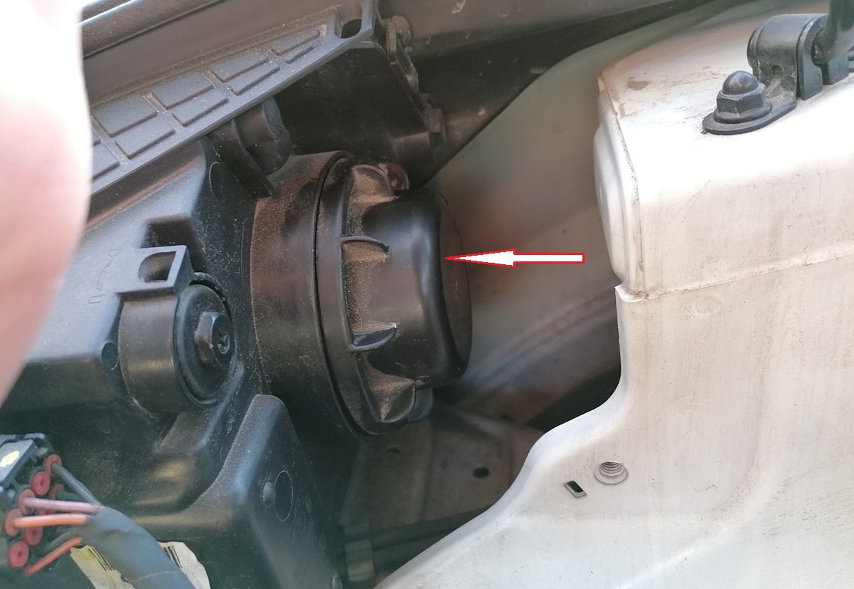 Hyundai Creta high and low beam bulb replacement