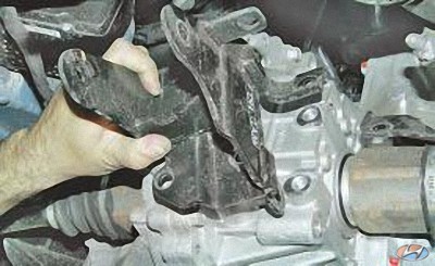 Снимите кронштейн задней опоры подвески силового агрегата на автомобиле Hyundai Solaris