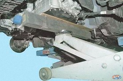 Сдвиньте коробку передач назад и аккуратно снимите коробку передач с автомобиля Hyundai Solaris