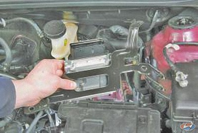 Снимите блок управления двигателем в сборе с кронштейном на автомобиле Hyundai Solaris