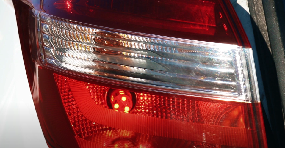 Замена лампы заднего сигнала торможения/габаритного света Hyundai Creta