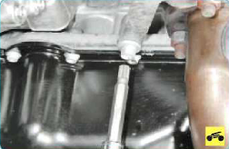 Извлечение двух крепежных винтов крепежного кронштейна катколлектора к блоку цилиндров двигателя Volkswagen Polo