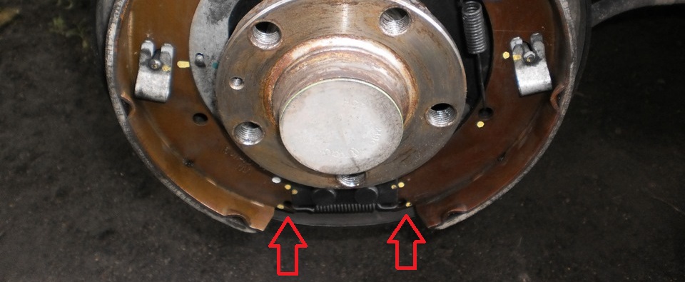 Как поменять задние колодки хендай солярис. Колодки задние Хендай Солярис. Пружинки на задний колодки Хундай Солярис. Тормозной механизм заднего колеса акцент. Хендай акцент тормозной щит.