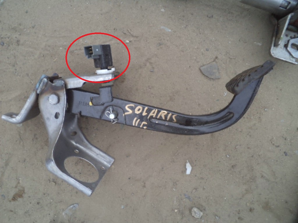 Снимите выключатель стоп-сигнала на автомобиле Hyundai Solaris