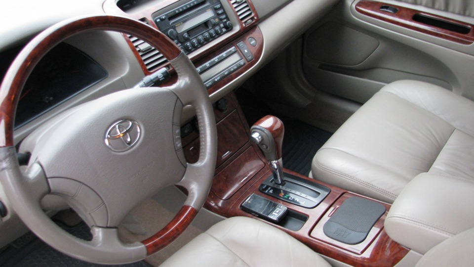 Устанавливаем рычаг АКПП в положение P на Toyota Camry