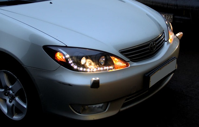Включенная аварийная сигнализация на Toyota Camry
