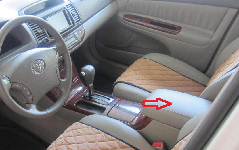Ящик задней консоли в автомобиле Toyota Camry
