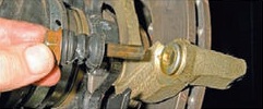 Снятие пальца направляющей тормозных колодок Лада Гранта (ВАЗ 2190)