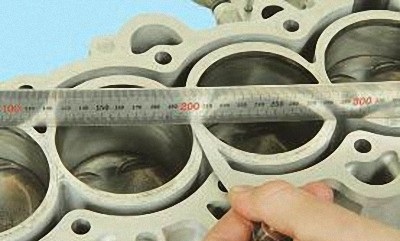Проверьте отклонение от плоскостности привалочной поверхности блока цилиндров двигателя на автомобиле Hyundai Solaris