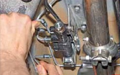 Выведение наконечников трубок из регулятора задних тормозов Лада Гранта (ВАЗ 2190)