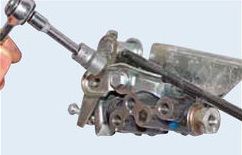 Откручивание болта регулятора давления тормозов задних колес Лада Гранта (ВАЗ 2190)