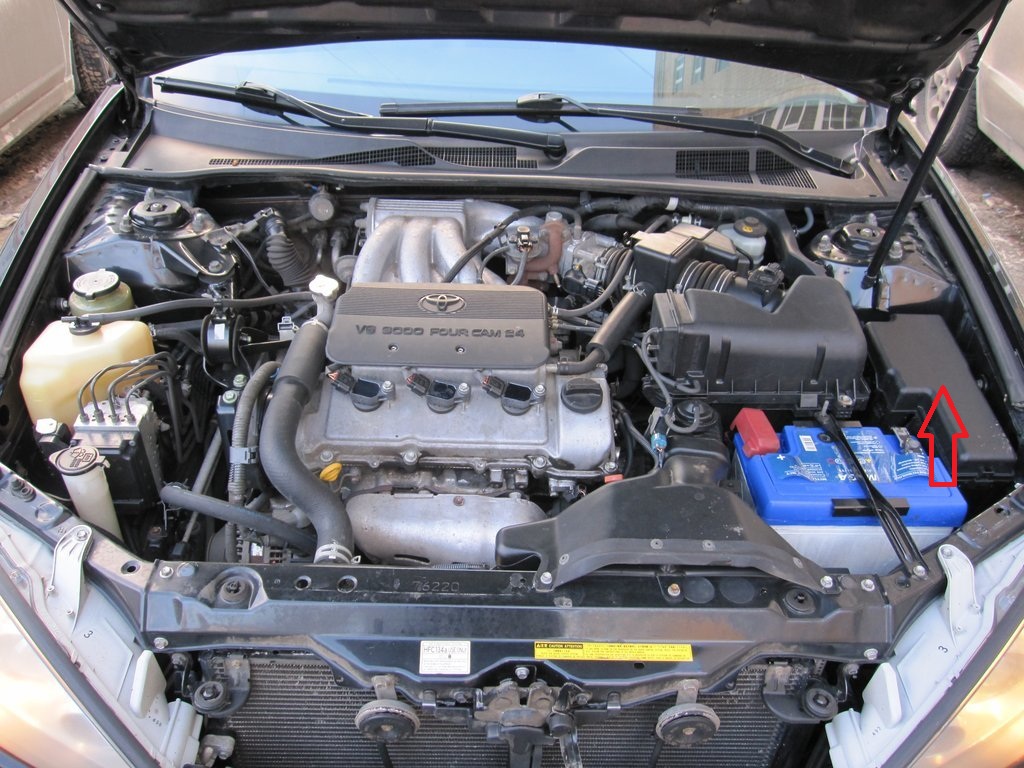 Расположение блока предохранителей под капотом Toyota Camry