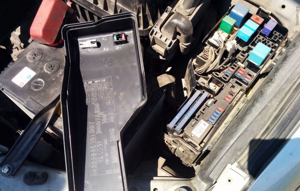 Открытый блок предохранителей и схема на Toyota Camry