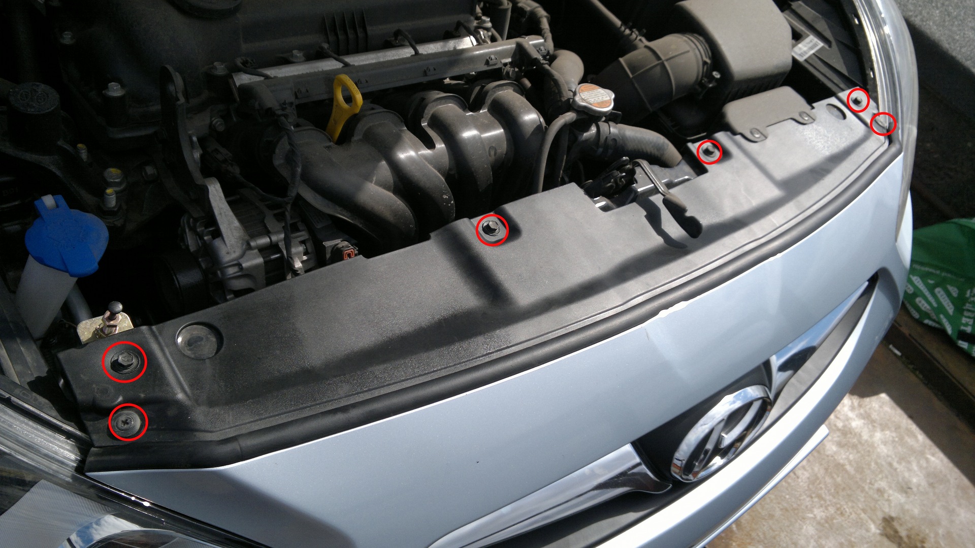 Снять верхнюю панель рамки радиатора на автомобиле Hyundai Solaris