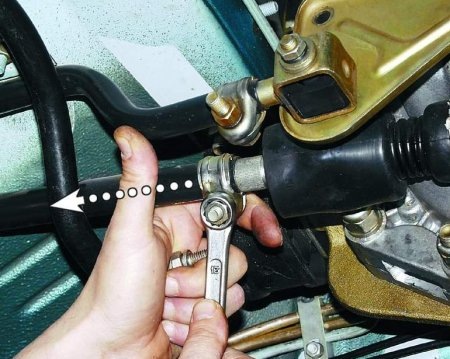 Откручивание гайки хомута тяги управления коробкой передач Лада Гранта (ВАЗ 2190)