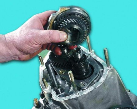 Снятие ведомой шестерни пятой передачи с синхронизатором и вилкой из вала коробки передач Лада Гранта (ВАЗ 2190)