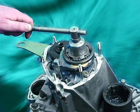 Откручивание гайки крепления вторичного вала коробки передач Лада Гранта (ВАЗ 2190)