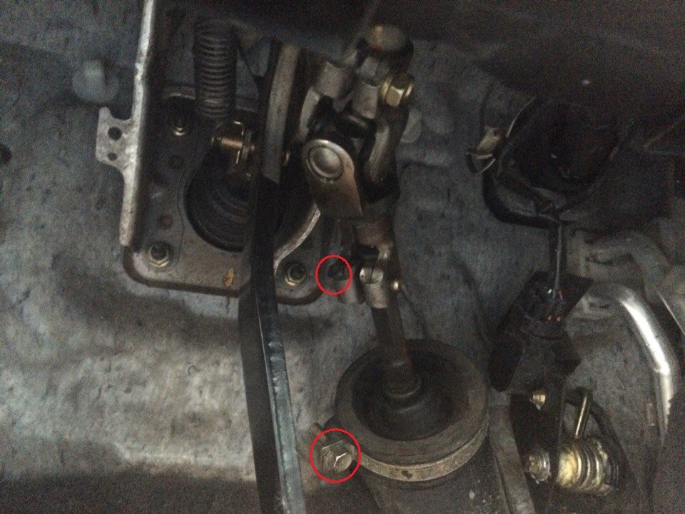 Откручиваем болт возле крестовины Toyota Camry 